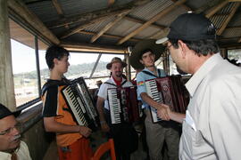 Chefe da Casa Civil, Alberto Oliveira, e governador em exercício, Antônio Hohlfeldt, visitam o XXVII Rodeio Crioulo Nacional de São José dos Ausentes. Autor: Ivan de Andrade