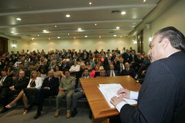Chefe da Casa Civil, Alberto Oliveira, representa o governador durante solenidade de posse do novo presidente do Conselho Regional de Contabilidade do Estado, Rogério Rokembach. Autor: Ivan de Andrade