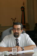 Governador em exercício, Antônio Hohlfeldt, durante reunião sobre reempenhos da Consulta Popular 2004 - Orçamento 2005, com representantes das secretarias da Coordenação e Planejamento e da Fazenda. Autor: Ivan de Andrade
