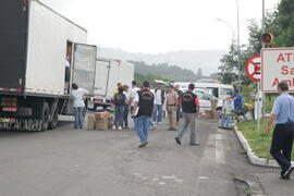 Fiscais da Vigilância Sanitária, da Secretaria de Estado da Saúde, durante fiscalização na BR-290 (freeway), em Santo Antônio da Patrulha. Autor: Itamar Aguiar
