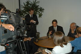 Governador Germano Rigotto da entrevista no aeroporto no desembarque da Argentina. Autor: Paulo Dias