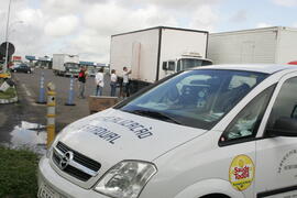 Fiscais da Vigilância Sanitária, da Secretaria de Estado da Saúde, durante fiscalização na BR-290 (freeway), em Santo Antônio da Patrulha. Autor: Itamar Aguiar