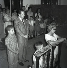 Governador Leonel Brizola e família assistindo a missa inaugural da Capela do Palácio Piratini