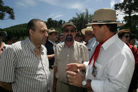 Chefe da Casa Civil, Alberto Oliveira, e governador em exercício, Antônio Hohlfeldt, visitam o XXVII Rodeio Crioulo Nacional de São José dos Ausentes. Autor: Ivan de Andrade