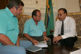 Chefe da Casa Civil, Alberto Oliveira, recebe a visita do coordenador da agência FGTAS/Sine de Novo Hamburgo, Ademir Reichert. Autor: Ivan de Andrade