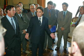 Germano Rigotto em reunião com os prefeitos dos municípios de Santana da Boa Vista, Ruy Antônio de Freitas, e de Pedro Osório, Moacir Otílio Alves. Autor: Ivan de Andrade