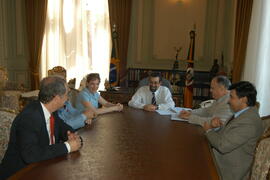 Governador em exercício, Antônio Hohlfeldt, durante reunião com a procuradora-geral do Estado, Helena Maria Coelho; Giovanni Luigi, representante da Estação Rodoviária de Porto Alegre; Nelson Noll e Valter Azevedo, do Sindicato das Estações Rodoviárias do RS. Autor: Paulo Dias