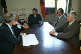 Governador Germano Rigotto em reunião com representantes da empresa Schincariol. Autor: Nabor Goulart