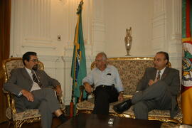 Vice-Governador, Antônio Hohlfeldt, e o chefe da Casa Civil, Alberto Oliveira, recebem o senador Pedro Simon no Palácio Piratini. Autor: Paulo Dias