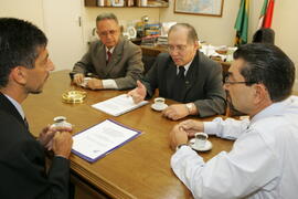 Vice-governador Antônio Hohlfeldt recebe o pró-reitor acadêmico da Unisinos, Pedro Gilberto Gomes, para discutir o Congresso Internacional da ALAIC. Autor: Ivan de Andrade