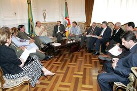 Chefe da Casa Civil, Alberto Oliveira, em audiência com representantes do Hospital Geral de Caxias do Sul. Autor: Itamar Aguiar