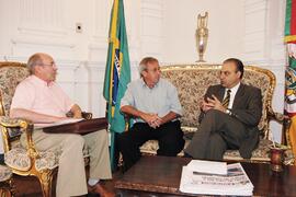 Chefe da Casa Civil, Alberto Oliveira, recebe o superintendente do Hospital Ana Nery, Lídio Irineu Rauber, e o assessor da bancada do PMDB, Francisco Carlos Smidt. Autor: Paulo Dias