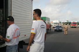 Fiscais da Vigilância Sanitária, da Secretaria de Estado da Saúde, durante fiscalização na BR-290 (freeway), em Santo Antônio da Patrulha. Autor: Itamar Aguiar