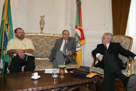 Chefe da Casa Civil, Alberto Oliveira, durante audiência com o presidente do PMDB e executiva de Butiá, Luiz Anônio Krumel. Autor: Ivan de Andrade
