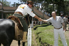 Chefe da Casa Civil, Alberto Oliveira, e governador em exercício, Antônio Hohlfeldt, visitam o XXVII Rodeio Crioulo Nacional de São José dos Ausentes. Autor: Ivan de Andrade