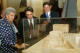 A presidente da Fundação Theatro São Pedro, Eva Sopher, mostra a maquete do Multipalco ao governador Germano Rigotto e ao secretário da Cultura Roque Jacoby