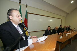 Chefe da Casa Civil, Alberto Oliveira, representa o governador durante solenidade de posse do novo presidente do Conselho Regional de Contabilidade do Estado, Rogério Rokembach. Autor: Ivan de Andrade