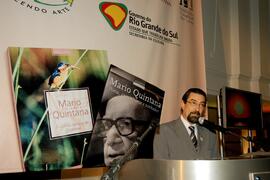 Governador em exercício, Antônio Hohlfeldt, durante coquetel de lançamento dos livros "Mario Quintana: poeta, caminhante e sonhador" editado pelo IEL, e "A quinta essência de Quintana" editado pela Cia. Zaffari. Autor: Paulo Dias