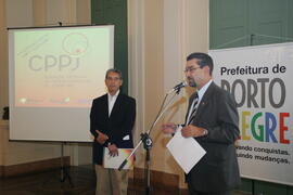 Vice-governador, Antônio Hohlfeldt, participa da entrega do projeto Fala Aí Porto Alegre ao Prefeito de Porto Alegre, José Fogaça. Autor: Ivan de Andrade
