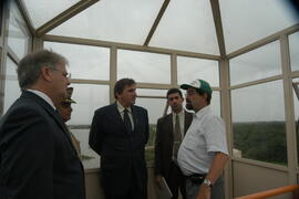 Governador em exercício, Antônio Hohlfeldt, visita a Ilha da Pólvora e assina protocolo. Autor: Paulo Dias