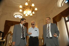 Vice-Governador, Antônio Hohlfeldt, e o chefe da Casa Civil, Alberto Oliveira, recebem o senador Pedro Simon no Palácio Piratini. Autor: Paulo Dias