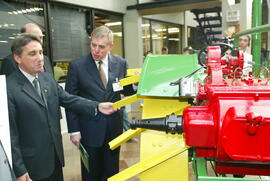 O governador do estado Germano Rigotto participa da inauguração da unidade de pintura e-coat, da John Deere. Autor: Nabor Goulart