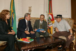 Chefe da Casa Civil, Alberto Oliveira, recebe visita do presidente da coordenadoria municipal de tradicionalismo de Santana do Livramento. Autor: Ivan de Andrade