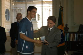 Governador Germano Rigotto na homenagem à equipe de vôlei da Ulbra, com entrega de medalha Rio-Grandense. Autor: Paulo Dias