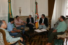 Chefe da Casa Civil, Alberto Oliveira, recebe o prefeito de Garruchos, João Portela, e comitiva. Autor: Ivan de Andrade