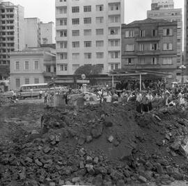 Início das obras do viaduto Loureiro da Silva, na antiga Praça do Portão