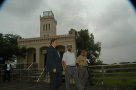 Governador em exercício, Antônio Hohlfeldt, visita a Ilha da Pólvora e assina protocolo. Autor: Paulo Dias