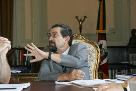 Governador em exercício, Antônio Hohlfeldt, durante reunião com presidente da Fepam, Claudio Dilda, sobre gestão ambiental. Autor: Ivan de Andrade
