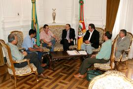 Chefe da Casa Civil, Alberto Oliveira, recebe o prefeito de Garruchos, João Portela, e comitiva. Autor: Ivan de Andrade