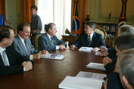 Governador Germano Rigotto recebe prefeito de Alpestre, Vilmar Domingos Basso, e presidente da Assembleia Legislativa, Vilson Covatti. Autor: Ivan de Andrade