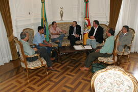 Chefe da Casa Civil, Alberto Oliveira, recebe o prefeito de Garruchos, João Portela, e comitiva. Autor: Ivan de Andrade