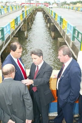 Governador do estado Germano Rigotto em visita à ponte que liga os municípios de Tramandaí e Imbé. Autor: Nabor Goulart