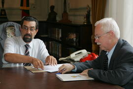 Governador em exercício, Antônio Hohlfeldt, durante reunião sobre reempenhos da Consulta Popular 2004 - Orçamento 2005, com representantes das secretarias da Coordenação e Planejamento e da Fazenda. Autor: Ivan de Andrade
