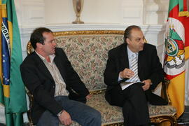 Chefe da Casa Civil, Alberto Oliveira, em audiência com o vice-prefeito de Candiota, Oséias Alves, e comitiva. Autor: Itamar Aguiar