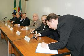 Chefe da Casa Civil, Alberto Oliveira, representa o governador durante solenidade de posse do novo presidente do Conselho Regional de Contabilidade do Estado, Rogério Rokembach. Autor: Ivan de Andrade