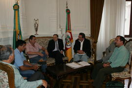 Chefe da Casa Civil, Alberto Oliveira, recebe o prefeito de Garruchos, João Portela, e comitiva. Autor: Ivan de Andrade