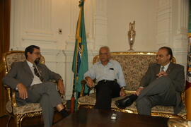 Vice-Governador, Antônio Hohlfeldt, e o chefe da Casa Civil, Alberto Oliveira, recebem o senador Pedro Simon no Palácio Piratini. Autor: Paulo Dias