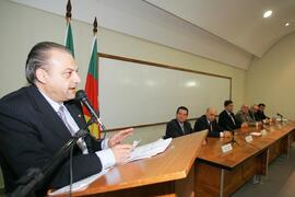 Chefe da Casa Civil, Alberto Oliveira, representa o governador durante solenidade de posse do novo presidente do Conselho Regional de Contabilidade do Estado, Rogério Rokembach. Autor: Ivan de Andrade