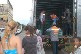 Entrega de alimentos para flagelados em São Sebastião do Caí.(Defesa Civil). Autor: Ivan de Andrade