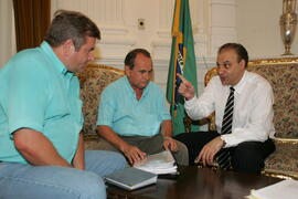 Chefe da Casa Civil, Alberto Oliveira, recebe a visita do coordenador da agência FGTAS/Sine de Novo Hamburgo, Ademir Reichert. Autor: Ivan de Andrade