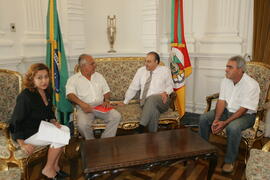 Chefe da Casa Civil, Alberto Oliveira, durante audiência com vice-presidente da executiva do PMDB de Bagé, Rivaldo Barroso. Autor: Ivan de Andrade