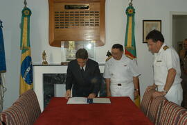 Governador Germano Rigotto visita o comandante do Vº Distrito Naval, o almirante José Eduardo Pimentel de Oliveira. Autor: Paulo Dias