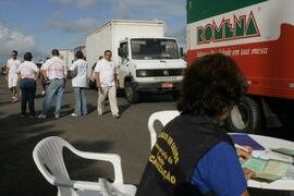 Fiscais da Vigilância Sanitária, da Secretaria de Estado da Saúde, durante fiscalização na BR-290 (freeway), em Santo Antônio da Patrulha. Autor: Itamar Aguiar