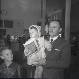 Fotografia da família do subsecretário Favorino Mércio no Aeroporto Salgado Filho