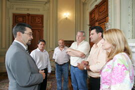 Governador em exercício, Antônio Hohlfeldt, recebe convite para a 33ª Festa do Figo em Nova Petrópolis. Autor: Ivan de Andrade