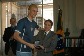 Governador Germano Rigotto na homenagem à equipe de vôlei da Ulbra, com entrega de medalha Rio-Grandense. Autor: Paulo Dias